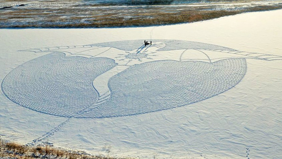 [新聞] 藝術家在雪地裡走了10個小時畫出了一條巨龍網友:對藝術家的腿十分感興趣